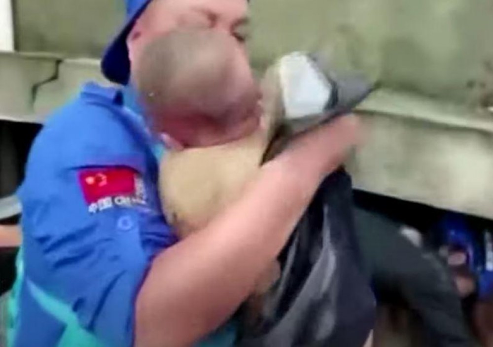 VIDEO DRAMATIC // O mamă a murit salvându-și bebelușul. Cele două au fost prinse sub dărâmături